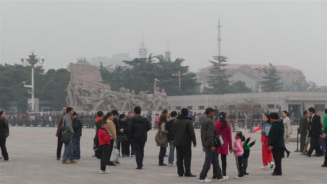 The line is for Mao's tomb.